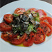 ensalada de tomate con lomitos de sardina ahumada